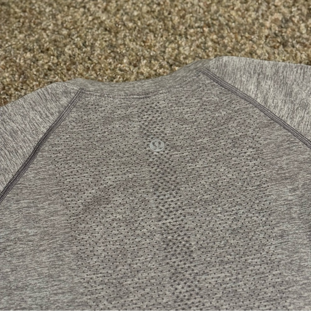 [Size 8] - Lululemon Swiftly Tech Short-Sleeve Shirt 2.0 *Waist Length - Picture 5 of 5